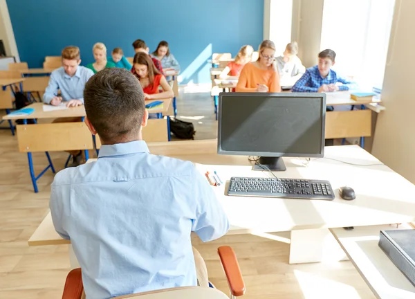 Estudiantes y profesor con ordenador PC en la escuela —  Fotos de Stock