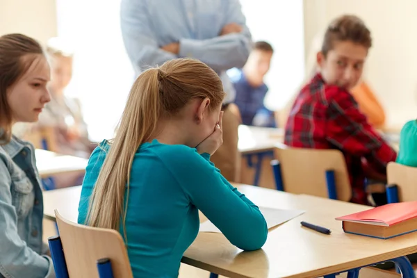 Choro menina estudante com resultado do teste e professor — Fotografia de Stock