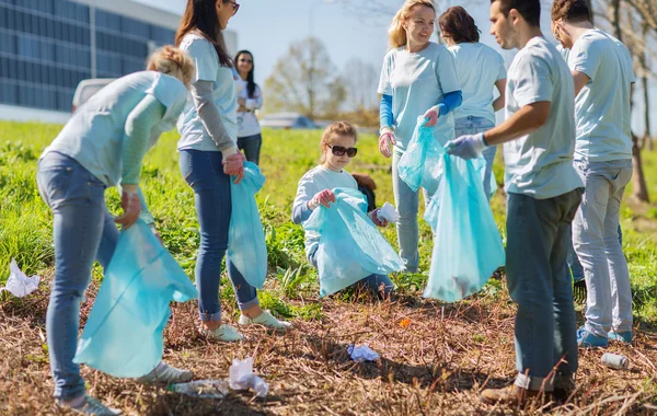 Szemeteszsákos önkéntesek a park területén — Stock Fotó