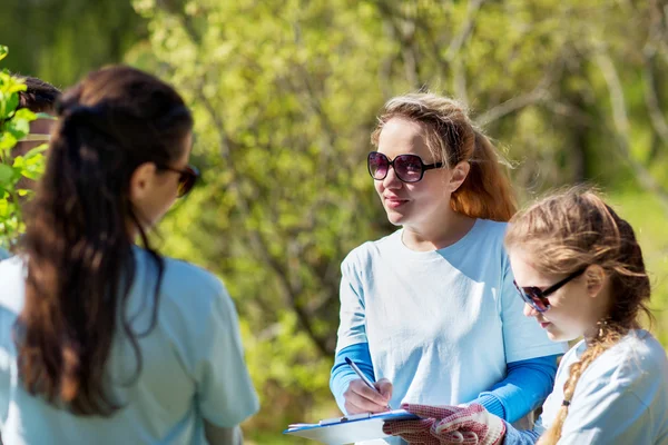 Gruppe von Freiwilligen pflanzt Bäume im Park — Stockfoto