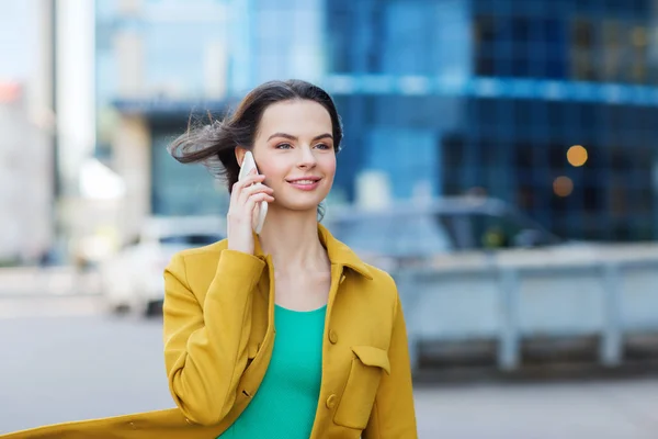 Smiling young woman or girl calling on smartphone — Stock Photo, Image