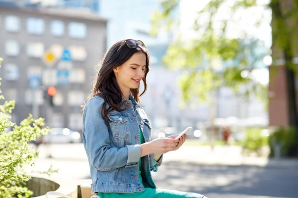 Glad ung kvinna eller tonårsflicka med smartphone — Stockfoto