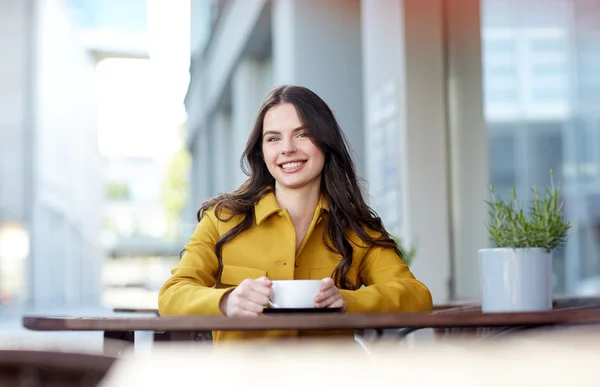 Ευτυχισμένη γυναίκα πίνοντας κακάο στην καφετέρια του δρόμου πόλη — Φωτογραφία Αρχείου