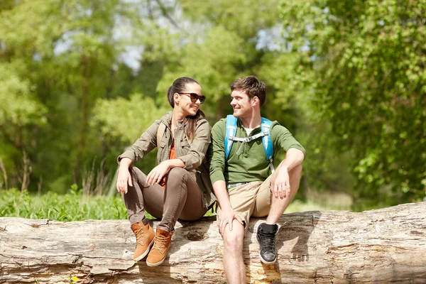 Sorrindo casal com mochilas na natureza — Fotografia de Stock