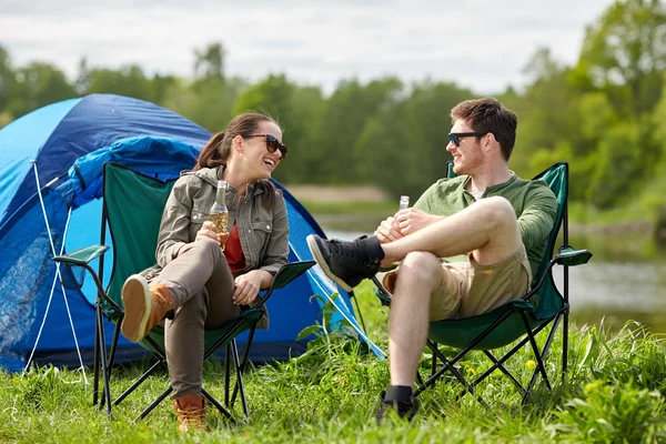 キャンプ場のテントでビールを飲んで幸せなカップル — ストック写真
