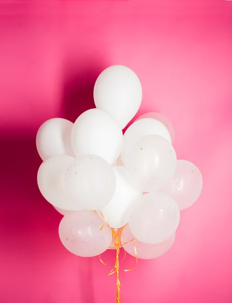 Крупним планом білі гелієві кульки над рожевим — стокове фото