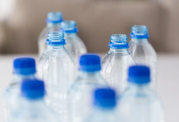 Närbild på plastflaskor med dricksvatten — Stockfoto