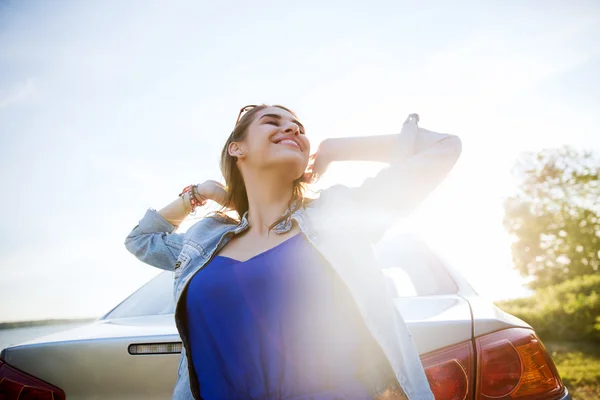 Ευτυχισμένος κορίτσι εφηβικής ή νεαρή γυναίκα κοντά στο αυτοκίνητο — Φωτογραφία Αρχείου
