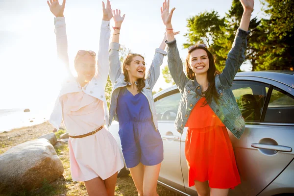 Happy dospívající dívky nebo ženy poblíž auto u moře — Stock fotografie
