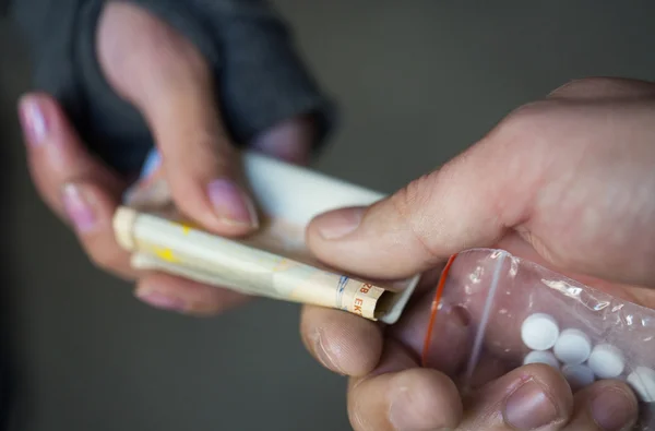 Close-up de dose de compra de viciado de traficante de drogas — Fotografia de Stock