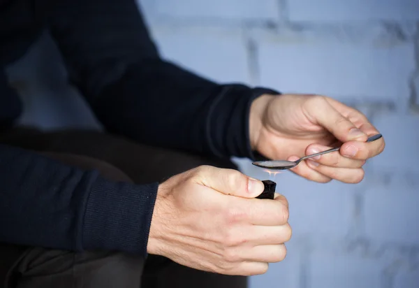 Gros plan d'un toxicomane préparant du crack drogue cocaïne — Photo