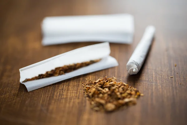 Nahaufnahme von Marihuana-Joint und Tabak — Stockfoto