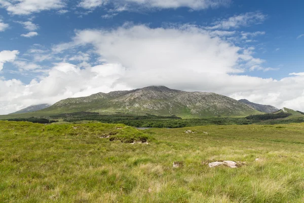 Pohled do prostého a kopce v connemara v Irsku — Stock fotografie