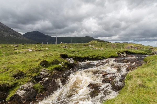 Vista al río y colinas en connemara en Irlanda —  Fotos de Stock