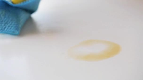Рука з ганчіркою для чищення кавової плями на столі — стокове відео
