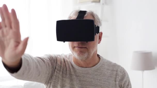 Old man in virtual reality headset or 3d glasses — Stock Video