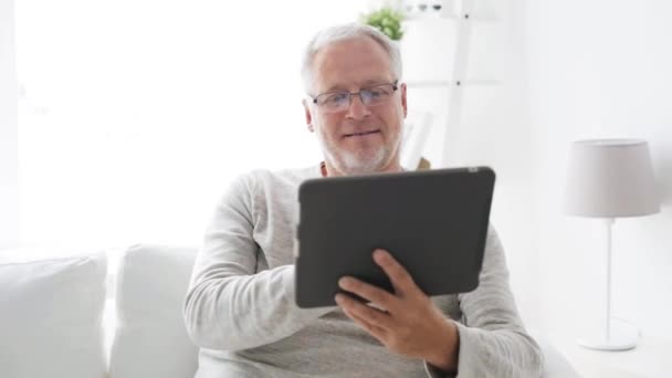 Пожилой мужчина с планшетным компьютером дома — стоковое видео