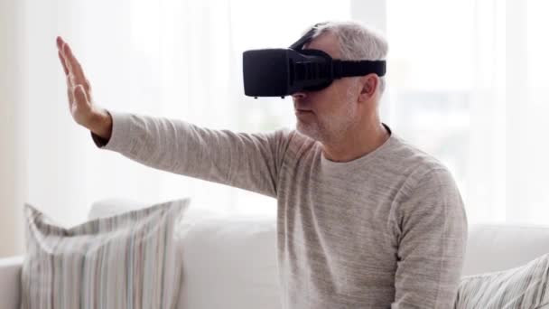 Old man in virtual reality headset or 3d glasses — Stock Video