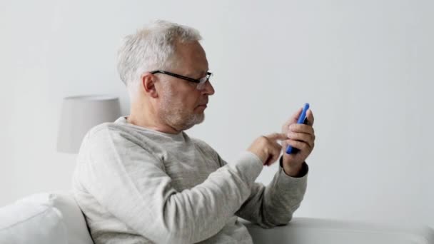 Homem sênior feliz chamando no smartphone em casa — Vídeo de Stock