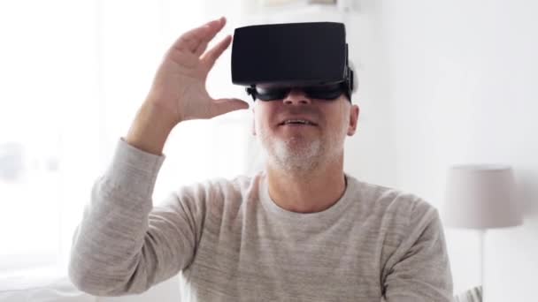 Hombre viejo en auriculares de realidad virtual o gafas 3d — Vídeos de Stock
