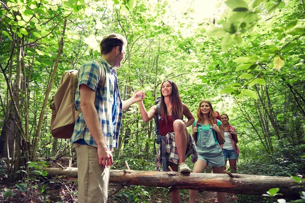 Hiking sırt çantaları ile gülümseyen arkadaş grubu — Stok fotoğraf