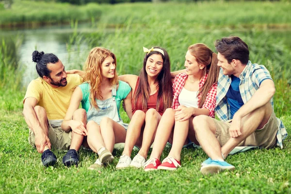 Groupe d'amis souriants parlant à l'extérieur — Photo