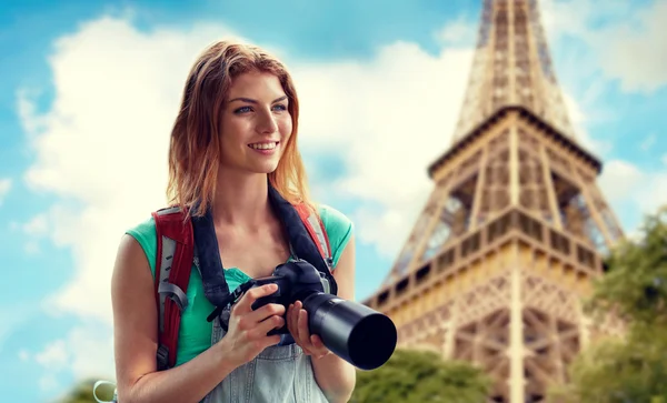 Femme avec sac à dos et caméra sur tour eiffel — Photo