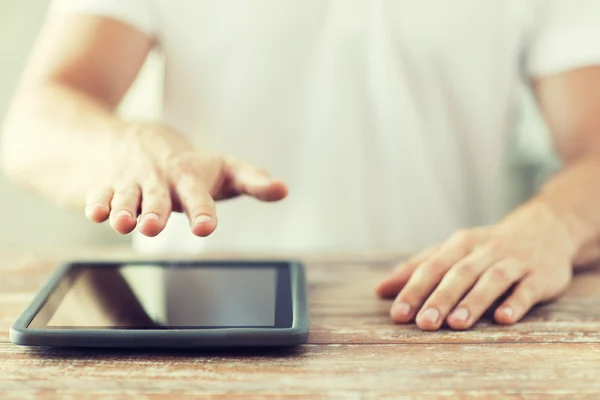 Nahaufnahme männlicher Hände mit Tablet-PC auf dem Tisch — Stockfoto