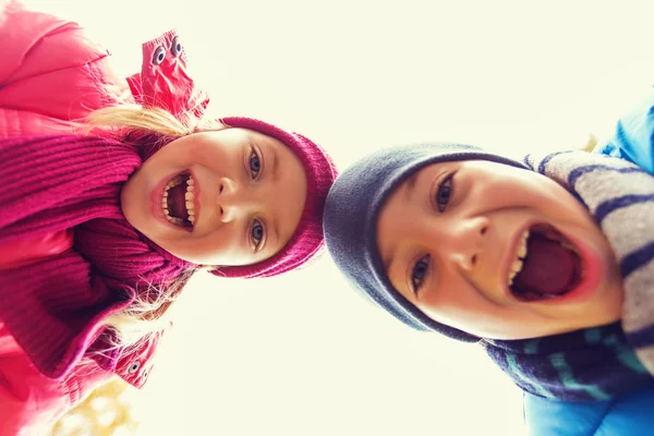 Menino feliz e rostos menina — Fotografia de Stock