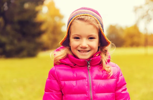 Szczęśliwy, piękny mały dziewczyna portret na zewnątrz — Zdjęcie stockowe