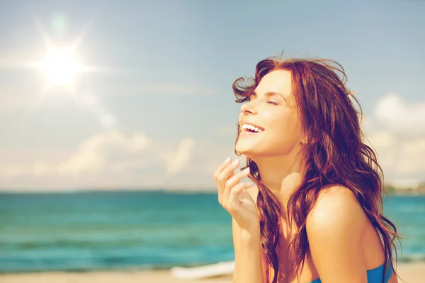 Laughing woman on the beach — Stock Photo, Image