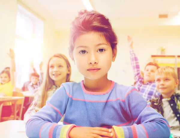 Niña de la escuela sobre fondo de aula —  Fotos de Stock