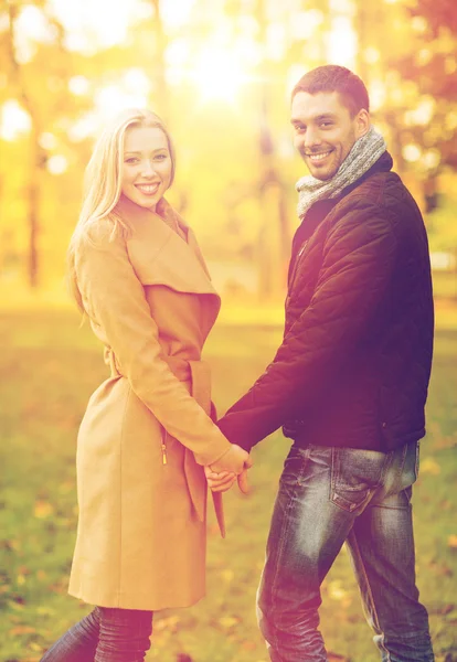 Pareja romántica en el parque de otoño —  Fotos de Stock