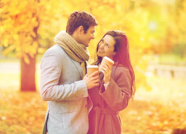 Pareja romántica en el parque de otoño —  Fotos de Stock