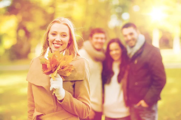 Grupp vänner ha kul i höst park — Stockfoto