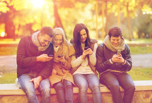 Grupo de amigos divirtiéndose en el parque de otoño — Foto de Stock