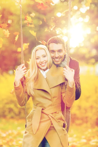 Casal romântico no parque de outono — Fotografia de Stock