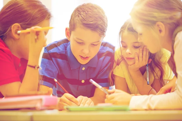 Groep studenten praten en schrijven op school — Stockfoto