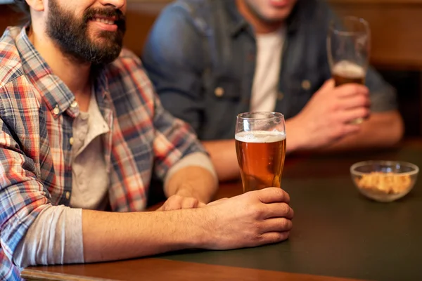 Happy male friends drinking beer at bar or pub — Stock Photo, Image