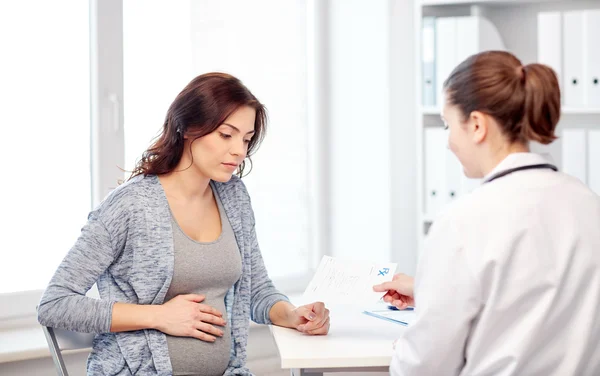 Gynecologist doctor and pregnant woman at hospital — Stock Photo, Image