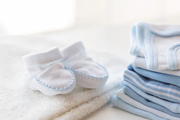 Одежда для новорожденных на столе — стоковое фото