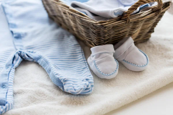 Primer plano de ropa de bebé para el niño recién nacido en la cesta — Foto de Stock