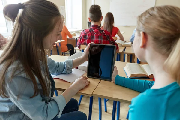 Niñas estudiantes felices con PC tableta en la escuela secundaria —  Fotos de Stock