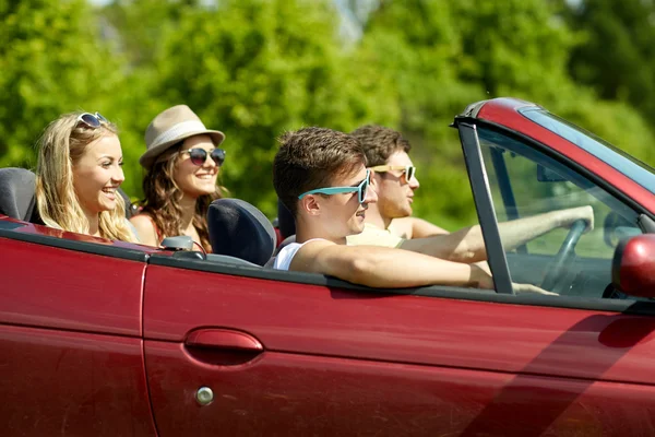 Amigos felizes dirigindo em carro cabriolet — Fotografia de Stock