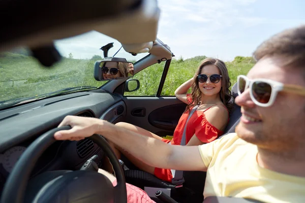 Casal feliz dirigindo em carro cabriolet no país — Fotografia de Stock