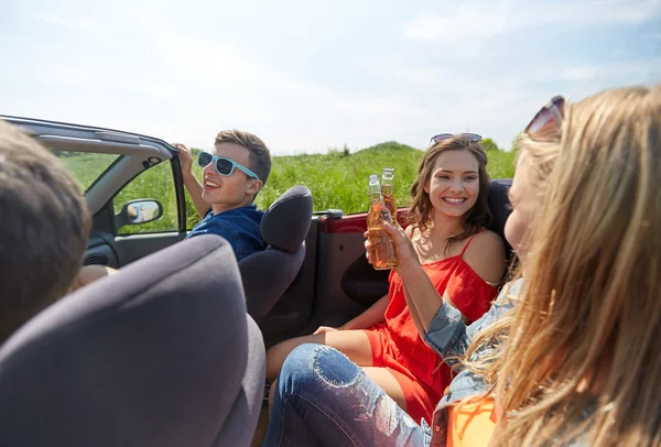 Happy vänner körning i cabriolet bil med öl — Stockfoto