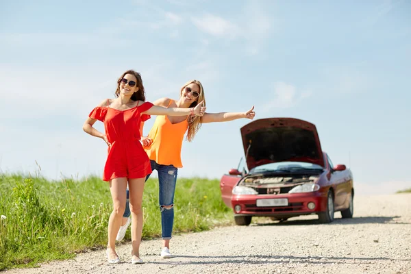 Mujeres con coche roto autostop en el campo —  Fotos de Stock