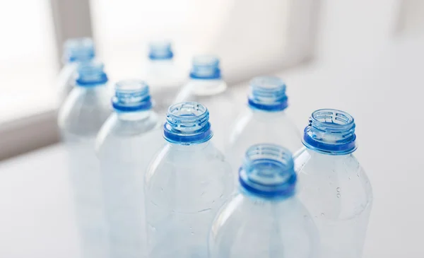 Detailní záběr prázdné použitých plastových lahví o stůl — Stock fotografie