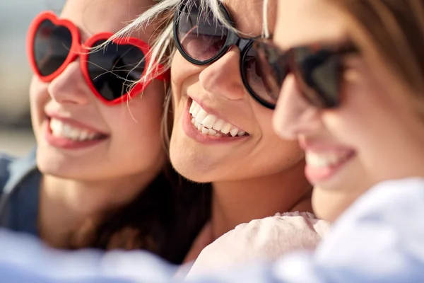 Grupo de mujeres sonrientes tomando selfie en la playa — Foto de Stock