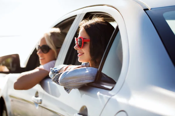 Glückliche Teenager-Mädchen oder Frauen im Auto am Meer — Stockfoto